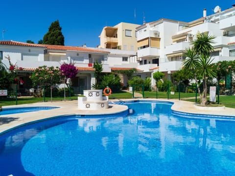Water, Plant, Sky, Daytime, Building, Window, Azure, Tree, Swimming Pool, Architecture