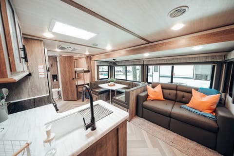 Entry views to Clementine's at the Lake