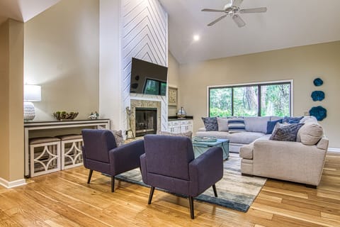 spacious living room with large comfortable courch and pull out serving table 