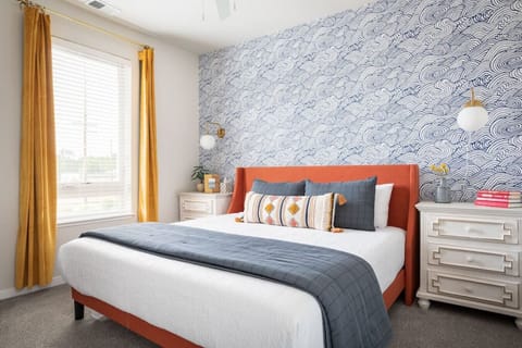 Relax in cozy elegance with a plush king-size bed 🛏️✨