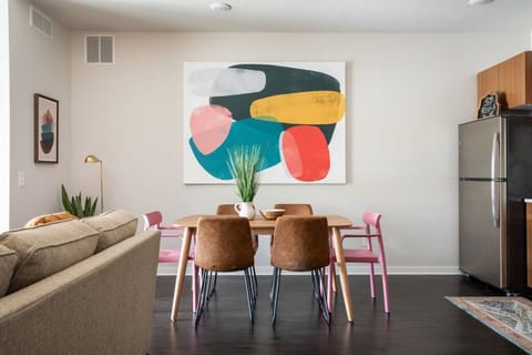 Dine, chat, and savor delicious moments 🍽️❤️