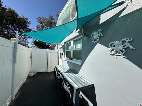 OUTSIDE PATIO : 4 CHAIRS + TABLE + GAS GRILL (Gas Tank provided) 