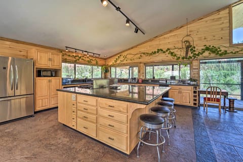 Kitchen | Dishwasher | Basic Cooking Essentials Provided | Coffee Maker