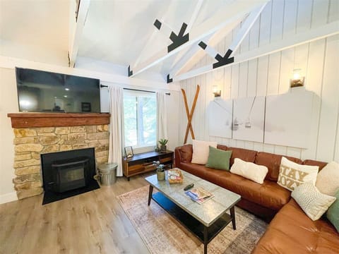 Seasons 4 140: Spacious Living Room