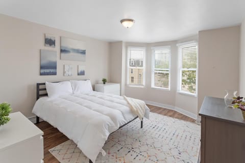 Master Bedroom w/Queen Bed (Top Floor)