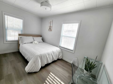 Gracious room, lots of light to relax or do work