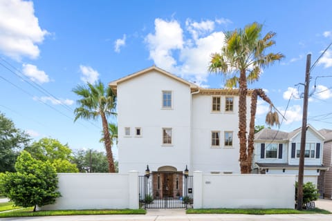 Welcome to Casa Amigos. Heights Spanish Luxury Villa and fun!