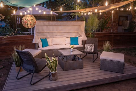 Private yard w/ deck