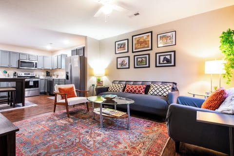 Open floor plan: Living Room, Full Kitchen and Dining Area