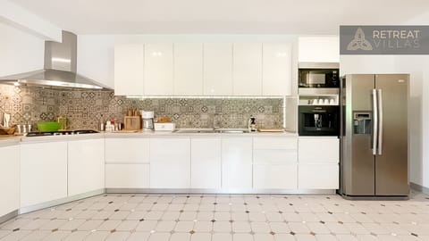 Fully equipped kitchen - big fridge/freezer with ice maker, microwave, gas stove