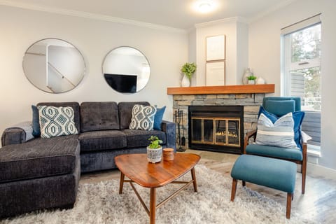 Welcome to 10 Gondola Heights in Creekside!