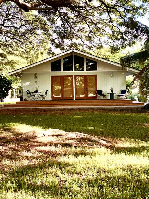 Quiet bungalow, beneath the monkey pod tree, set back from drive.
