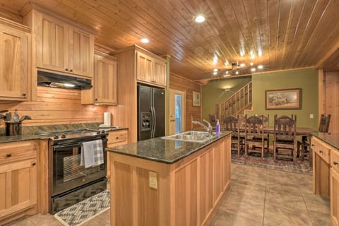 Kitchen | Equipped w/ Cooking Basics