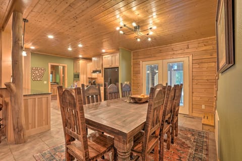 Dining Area | Dishware & Flatware Provided | Breakfast Bar w/ Additional Seating