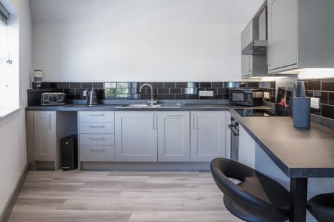 Four Seasons - 2 Bedroom Apartment - Tenby (11593)