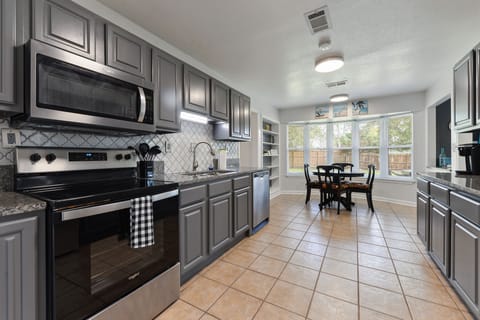 Kitchen - Kitchen with eat in dining table . Stainless steel appliances .