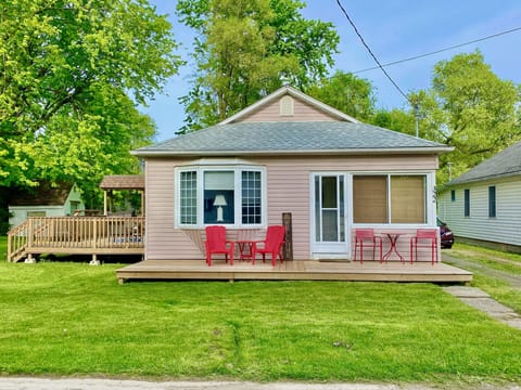 Bay Beach Cottage, front and side deck