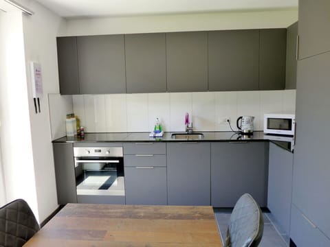 Cabinetry, Kitchen Sink, Tap, Countertop, Sink, Property, Building, Kitchen Stove, Kitchen, Interior Design