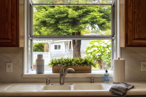 Coastal Hideaway - The  open kitchen with views of the beautiful back yard