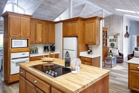 Coastal Hideaway - Plenty of room to prepare the family dinner