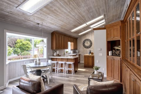 Coastal Hideaway - The breakfast nook