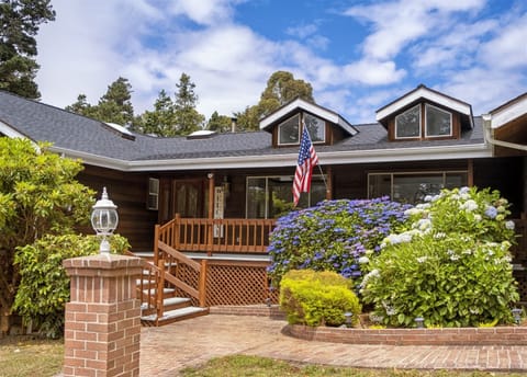 Coastal Hideaway - So close to many world class beaches