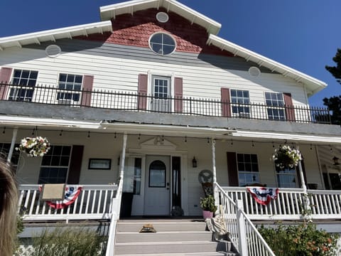 "Eagles Landing Lodge"