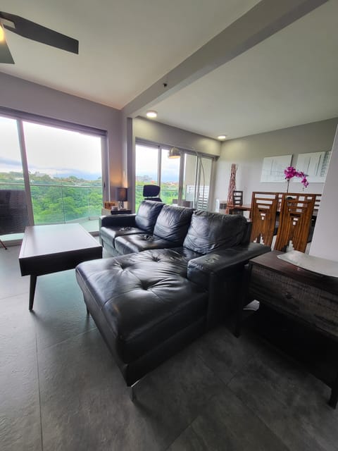 3 Vistas large windows fill every room with natural light. Open space design.