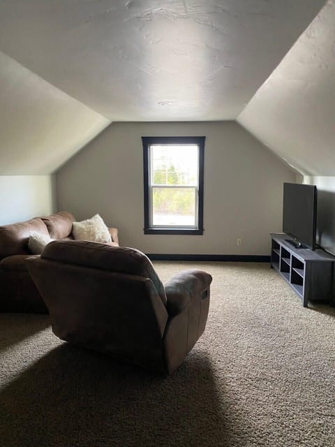 Huge upstairs game room, Smart TV, games, Pool Table, Foosball