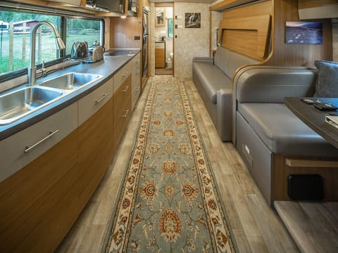 Kitchen has everything you need to prepare meals. 