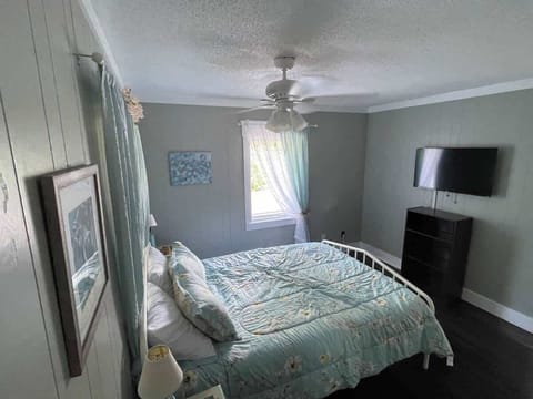 Upstairs Queen Suite w/ 40” flatscreen. 