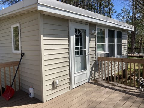 Quaint lakefront cabin  Cabin in Nelson Lake