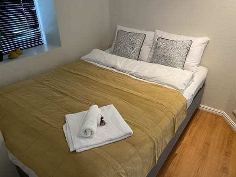 Seng med plass til to. Vi kan også på forespørsel levere reiseseng til spedbarn.