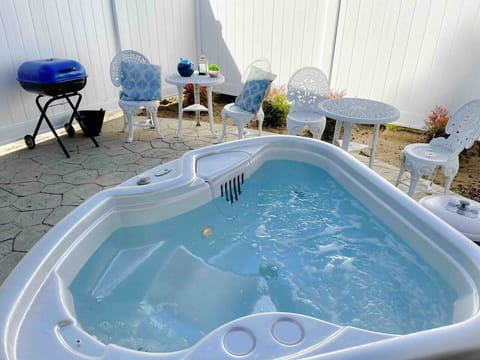 Relaxing patio with Hot tub