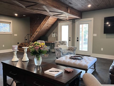 Open-concept design with upscale finishes – modern industrial farmhouse