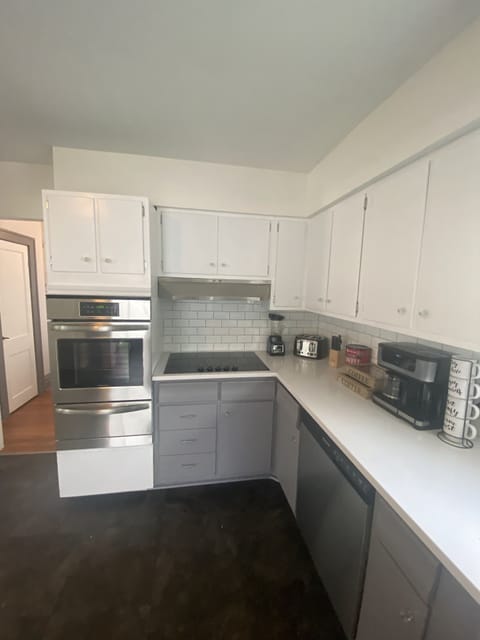 Full kitchen for meal prep