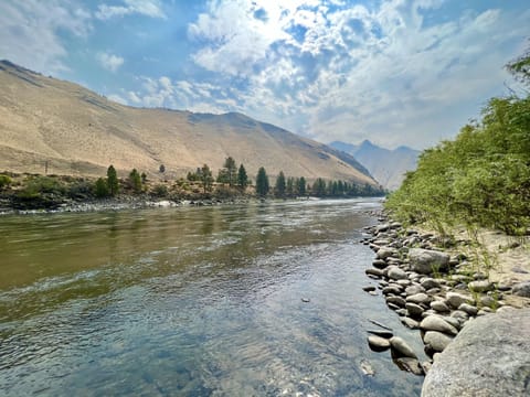 River front. Fish, swim or boat right from the unit