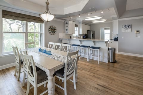 Serve your delicious meals easily at the lovely dining table.