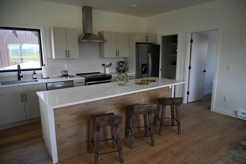 Gorgeous 9 foot kitchen island with barstool seating and full amenities.