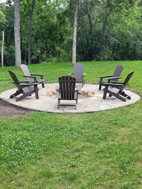 Outdoor fire pit