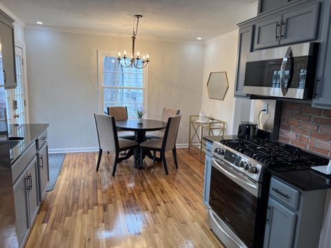 415 Cottage Junius Full Eat in Kitchen