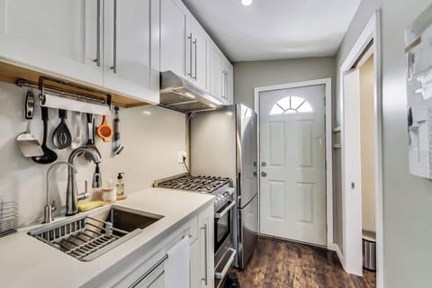 the 3rd bedroom is a separate cottage off the back with it's own bathroom and kitchenette