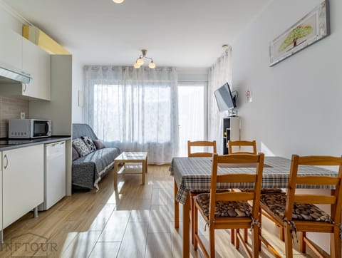 Communal lounge/ TV room,TV and multimedia,Kitchen or kitchenette,Living room,Floor plan,Dining area