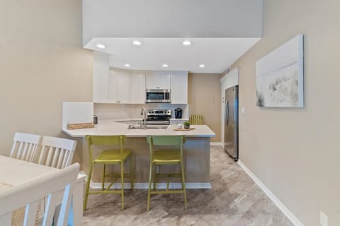 Breakfast Bar and Kitchen