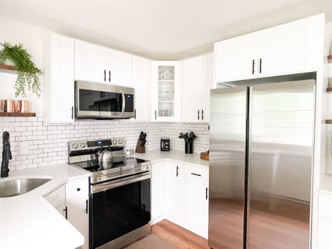 The 2-in-1 coffee pot can brew k-cups and regular coffee.