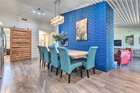 Dining Area | Dishware & Flatware Provided