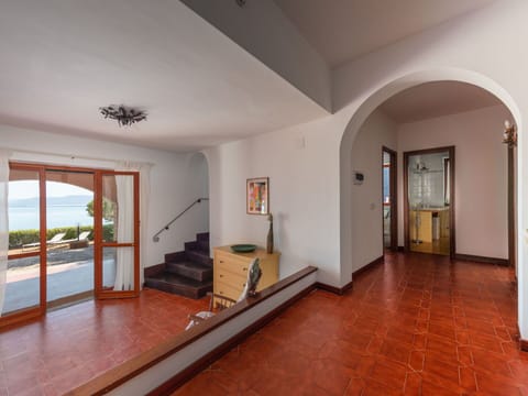 Picture Frame, Building, Plant, Houseplant, Door, Wood, Hall, House, Lighting, Flooring