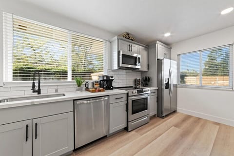 Modern, Updated Kitchen!