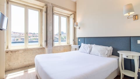 Relax in comfort in this bright bedroom, perfectly positioned to capture picturesque river and city vistas.
#Bedroom #CityView #LovelyStay