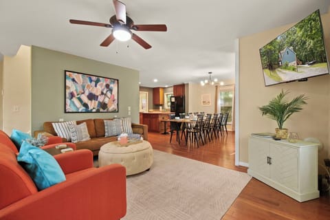 Open floor plan for family and friends to gather. Plenty of seating for all.